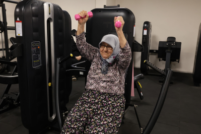 82 YAŞINDAKİ KADIN, SPORLA BASTONUNU ATTI