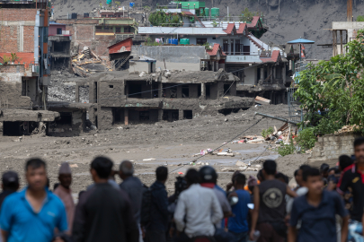 NEPAL'DE BİLANÇO AĞIRLAŞIYOR: CAN KAYBI 389'A YÜKSELDİ