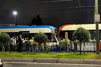 İSTANBUL'DA İKİ TRAMVAY KAFA KAFAYA ÇARPIŞTI: 9 YARALI