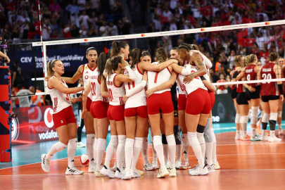 A MİLLİ KADIN VOLEYBOL TAKIMI YARI FİNALDE