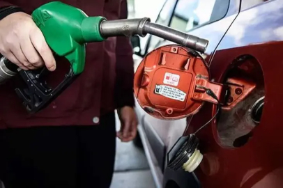 MOTORİNİN ARDINDAN BENZİNE DE ZAM GÜNDEMDE