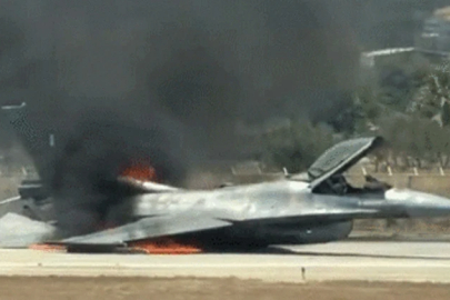 YUNANİSTAN’DA F-4 SAVAŞ UÇAĞI HAVA GÖSTERİSİ SIRASINDA DÜŞTÜ