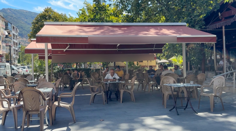 Manisa'da çay bahçesinde skandal