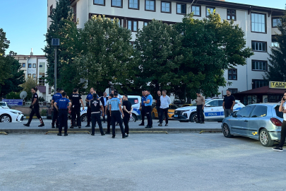 İŞTEN ÇIKARILDIĞI GEREKÇESİYLE SİLAH VE KILIÇLA BELEDİYEYİ BASTI