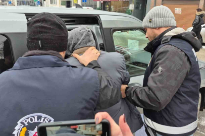 ÜVEY BABASINI BIÇAKLAYARAK ÖLDÜREN SANIK HAKİM KARŞISINDA