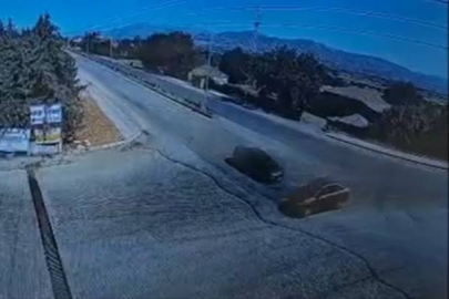 OTOMOBİLİN İKİYE BÖLÜNDÜĞÜ KAZA KAMERADA