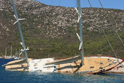 BODRUM'DA KAYALIKLARA ÇARPARAK YAN YATAN TEKNEDEKİ 11 KİŞİ KURTARILDI