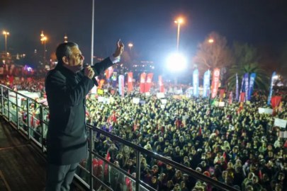 BURSA’DA ÖZGÜR ÖZEL’E YOĞUN İLGİ: YÜRÜYÜŞ MİTİNGE DÖNÜŞTÜ