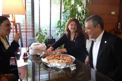 BİR BÖREK MESELESİ: ÖZGÜR ÖZEL SONUNDA O BÖREĞİ YEDİ