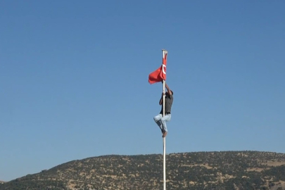 DİREĞE DOLANAN TÜRK BAYRAĞINI TIRMANARAK DÜZELTTİ