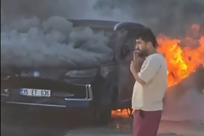 İZMİR'DE PARK HALİNDEKİ ELEKTRİKLİ OTOMOBİL CAYIR CAYIR YANDI