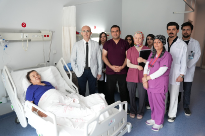 KARIN AĞRISI İLE GİTTİ 15 KİLOGRAMLIK KİTLE ÇIKARILDI