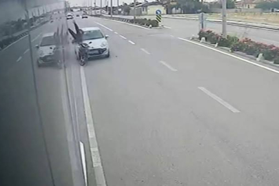 OTOMOBİLİN ÇARPTIĞI BİSİKLET SÜRÜCÜSÜ METRELERCE SAVRULDU