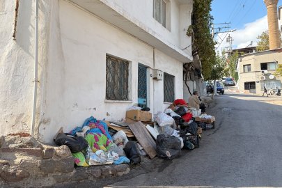 İZMİR KONAK'TAKİ ÇÖP EV KOMŞULARI BEZDİRDİ: KAFA GİDİK, ANLATAMIYORUZ!