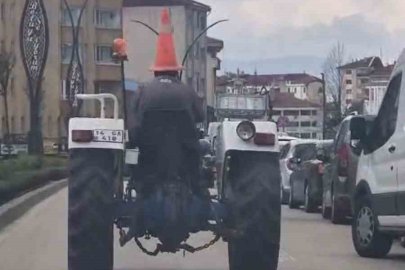 TRAFİKTE İLGİNÇ GÖRÜNTÜ: BAŞINA DUBA GEÇİRİP TRAKTÖR SÜRDÜ