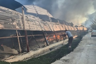 KUŞADASI PAZARINDA YANGIN: EKMEK TEKNELERİ KÜL OLDU