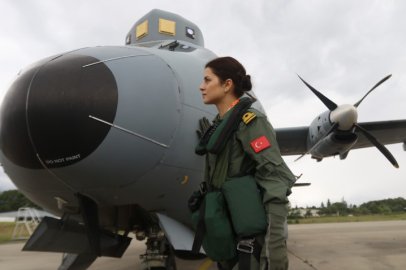 BABASI UZMAN ÇAVUŞTU: DENİZ KUVVETLERİNİN İLK KADIN PİLOTU OLDU