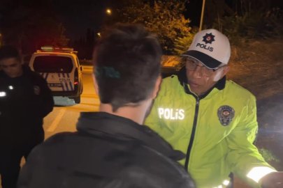 ALKOLLÜ SÜRÜCÜNÜN POLİSLE İNATLAŞMASI KAMERADA
