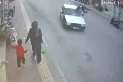 BURSA’DA TOFAŞ OTOMOBİL YAYAYA ÇARPTI: O ANLAR KAMERADA