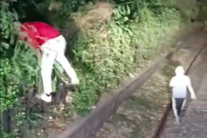İZMİR'DE HAREKET EDEN TRENİN ÖNÜNÜ KESİP ALINMAYINCA TAŞLADILAR