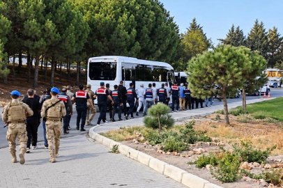 ÇEŞME BELEDİYESİ OPERASYONUNDA 12 ŞÜPHELİ ADLİYEYE SEVK EDİLDİ