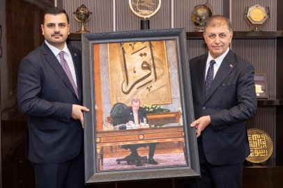 AK PARTİ'DEN CEMİL TUGAY'A ''REİSLİ'' ve MESAJLI TABLO