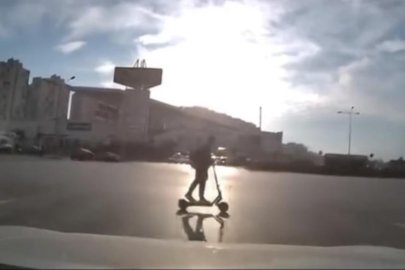 BURSA’DA SCOOTER SÜRÜCÜSÜNÜN TEHLİKELİ HAREKETİ KAMERADA