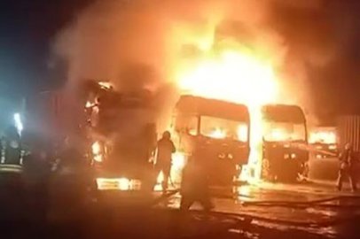 TIR GARAJINA KUNDAKLAMA SALDIRISI: 4 TIR KÜLE DÖNDÜ
