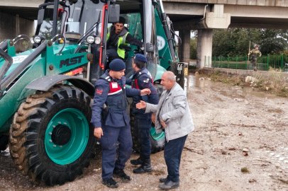 BURSA'DA SEL TAŞKININDA MAHSUR KALANLARI JANDARMA KURTARDI