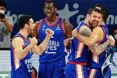 ANADOLU EFES LİTVANYA’DA ZALGİRİS KAUNAS’I 85-70 YENDİ