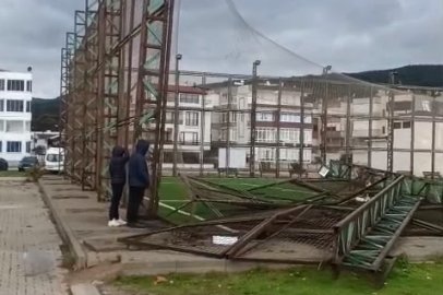 BURSA'DA FIRTINA HALI SAHANIN DİREKLERİNİ YIKTI