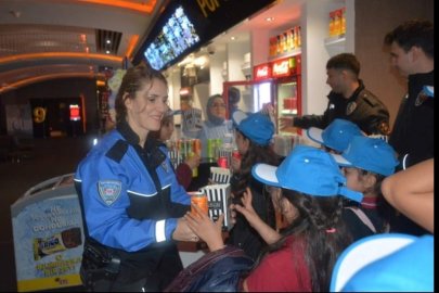 BURSA’DA POLİSTEN ÖĞRENCİLERE SİNEMA ETKİNLİĞİ