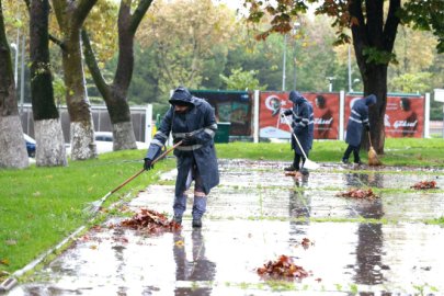 OSMANGAZİ'DE PARK VE YEŞİL ALANLARDA SONBAHAR MESAİSİ