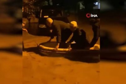 SELDE MAHSUR KALAN İMAM VE CEMAATİ KAYIKLA KURTARDILAR
