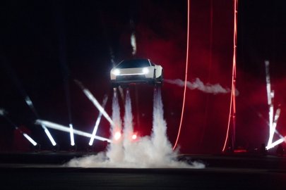 UÇAN ARABA: TESLA YENİ NESİL ROADSTER'I TANITTI