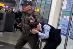 KAZAKİSTANLI ESKİ BOKSÖRÜN CESARETİ GÜNDEM OLDU