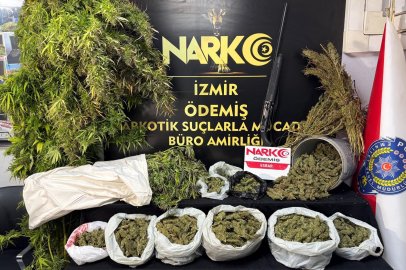 İZMİR'DE KİLOLARCA MADDE VE BİNLERCE HAP YAKALANDI