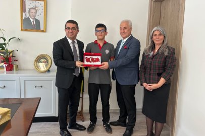 TÜRK BAYRAĞINI ÖPÜP BAŞINA KOYAN LİSELİ ÖĞRENCİYE TEBRİK