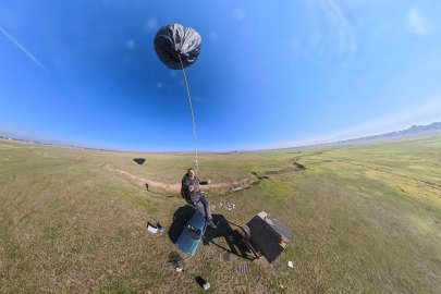 BİRLEŞTİRDİĞİ ÇÖP POŞETLERİYLE BALON YAPTI: UÇMAYI BAŞARDI