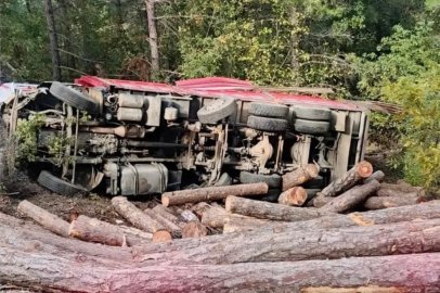 ÇANAKKALE'DE YOL ÇÖKTÜ KAMYON DEVRİLDİ