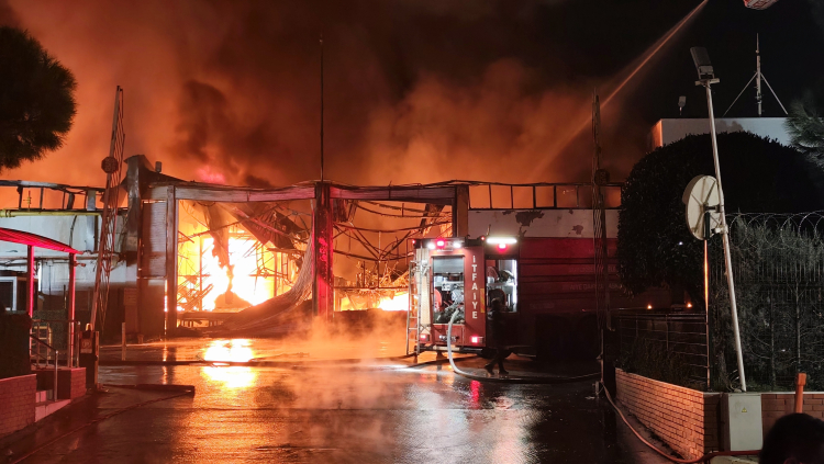 Manisa İnci Akü Fabrikası'nda yangın