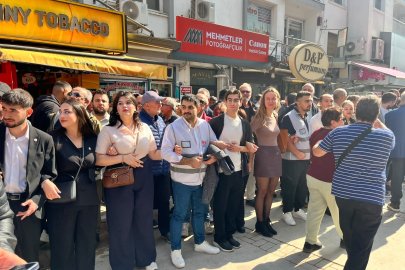 İZMİR'DEKİ BASIN ÖZGÜRLÜĞÜ EYLEMİNDE GAZETECİLERLE TARTIŞMA