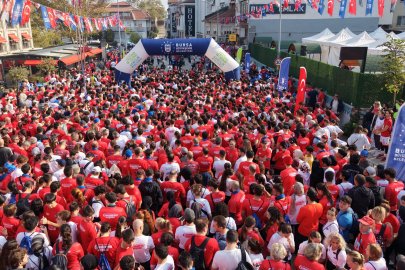 BİNLERCE BURSALI CUMHURİYET İÇİN OMUZ OMUZA KOŞTU