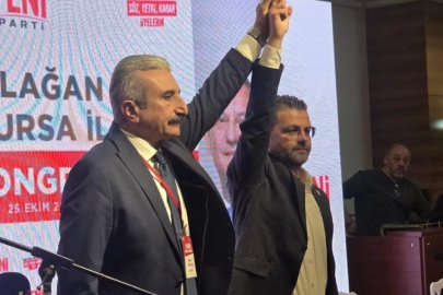 NİHAT YEŞİLTAŞ, KONGREDE RAKİBİ ÖZGÜR ŞAHİN İLE SAHNEDE