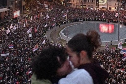 SIRBİSTAN'DA 14 YILLIK İKTİDARIN SONUNU ÖĞRENCİLER GETİRDİ