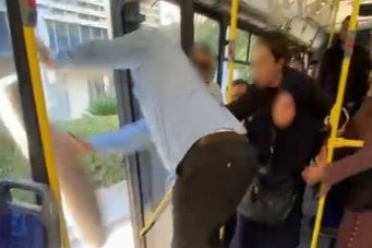 İZMİR’DE OTOBÜSTE HALI KAVGASI: ŞOFÖR HALIYI DIŞARI FIRLATTI