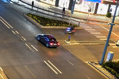 MOTOSİKLET SÜRÜCÜSÜ OTOMOBİLİN ÖN CAMINDAN İÇERİ GİRDİ