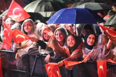 OSMANGAZİ MEYDANI’NDA GÖKSEL’LE CUMHURİYET COŞKUSU
